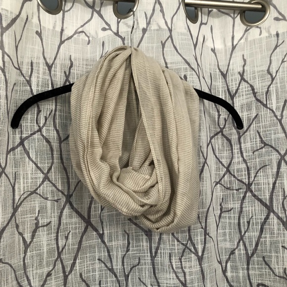 Old Navy Accessories - Light weight tan and white scarf old navy